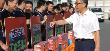 銘品裝飾集團(tuán)送清涼活動，向所有為“品質(zhì)工程”奮斗在高溫一線的工人師傅致敬！
