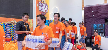 銘品裝飾舉行『產(chǎn)業(yè)工班月度會(huì)議』，為最美產(chǎn)業(yè)工人頒獎(jiǎng)典禮，送上清涼飲品