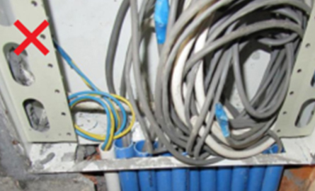 弱電箱穿管無護口、箱內(nèi)接線凌亂