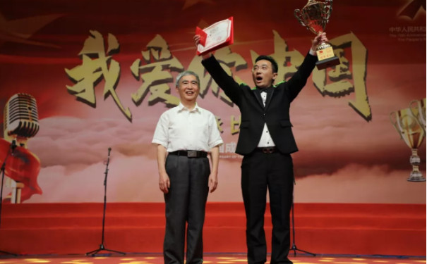 獲獎團(tuán)隊代表領(lǐng)獎