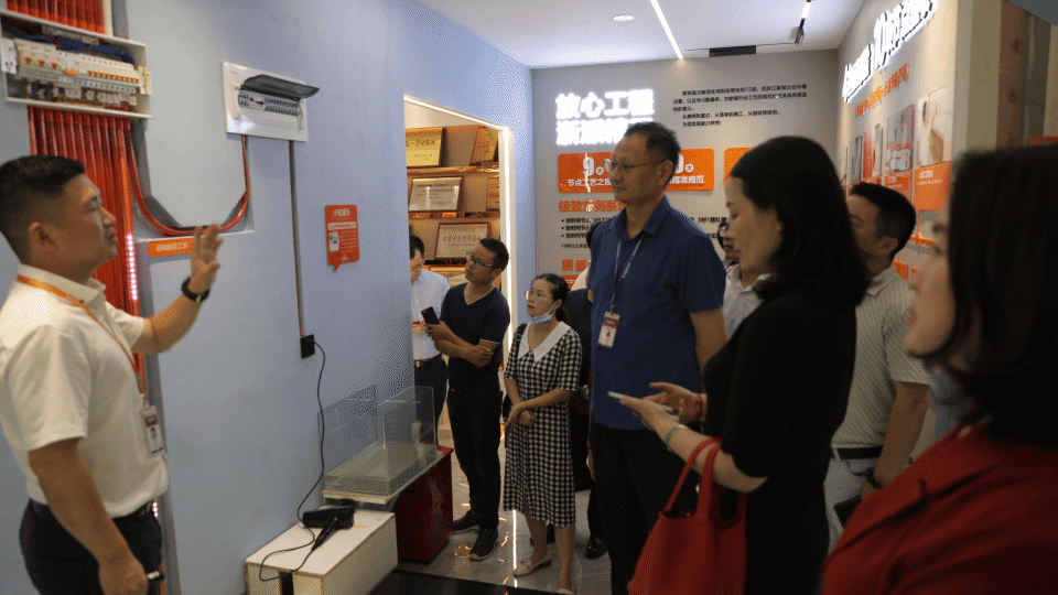 銘品裝飾工程中心副總經(jīng)理付勇講解工藝展廳 銘品裝飾工程中心副總經(jīng)理付勇講解工藝展廳