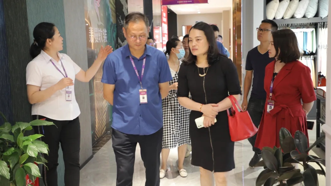 銘品裝飾展廳經(jīng)理陶瑾講解材料展區(qū) 銘品裝飾展廳經(jīng)理陶瑾講解材料展區(qū)