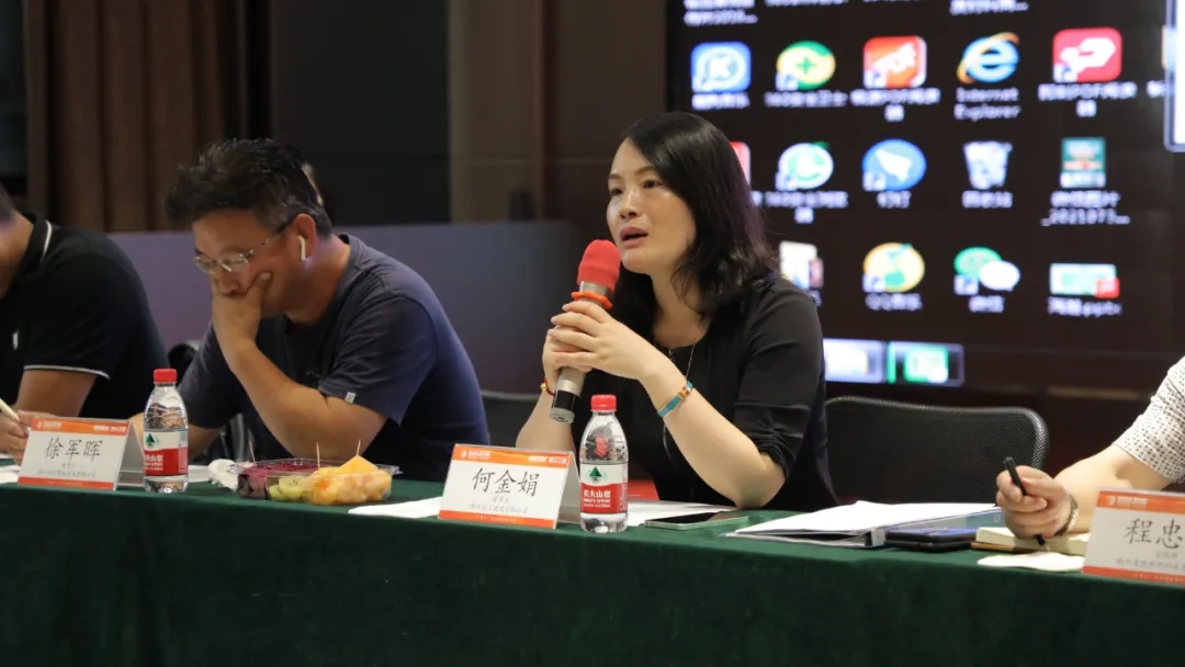 何金娟會(huì)長(zhǎng)對(duì)本次銘品的參觀作出表揚(yáng)和認(rèn)可 何金娟會(huì)長(zhǎng)對(duì)本次銘品的參觀作出表揚(yáng)和認(rèn)可