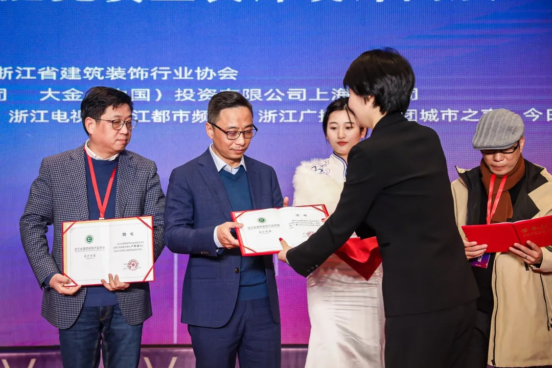 省裝協(xié)會(huì)長(zhǎng)賈華琴為張董授予證書