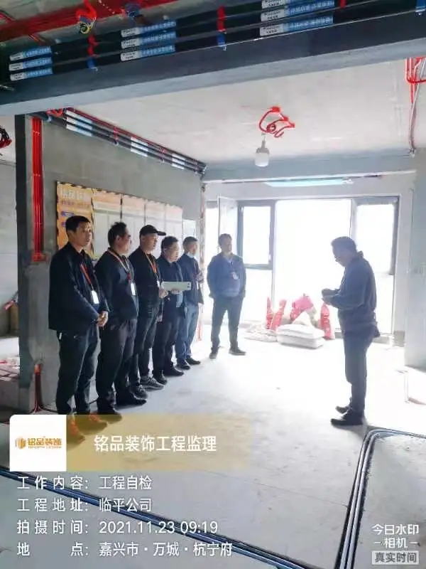 ▲邱經(jīng)理現(xiàn)場會議講解施工中的注意事項
