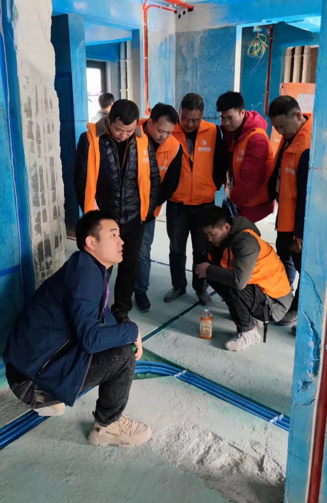 王經(jīng)理檢查水電隱蔽工程，講解銘品大弧彎工藝