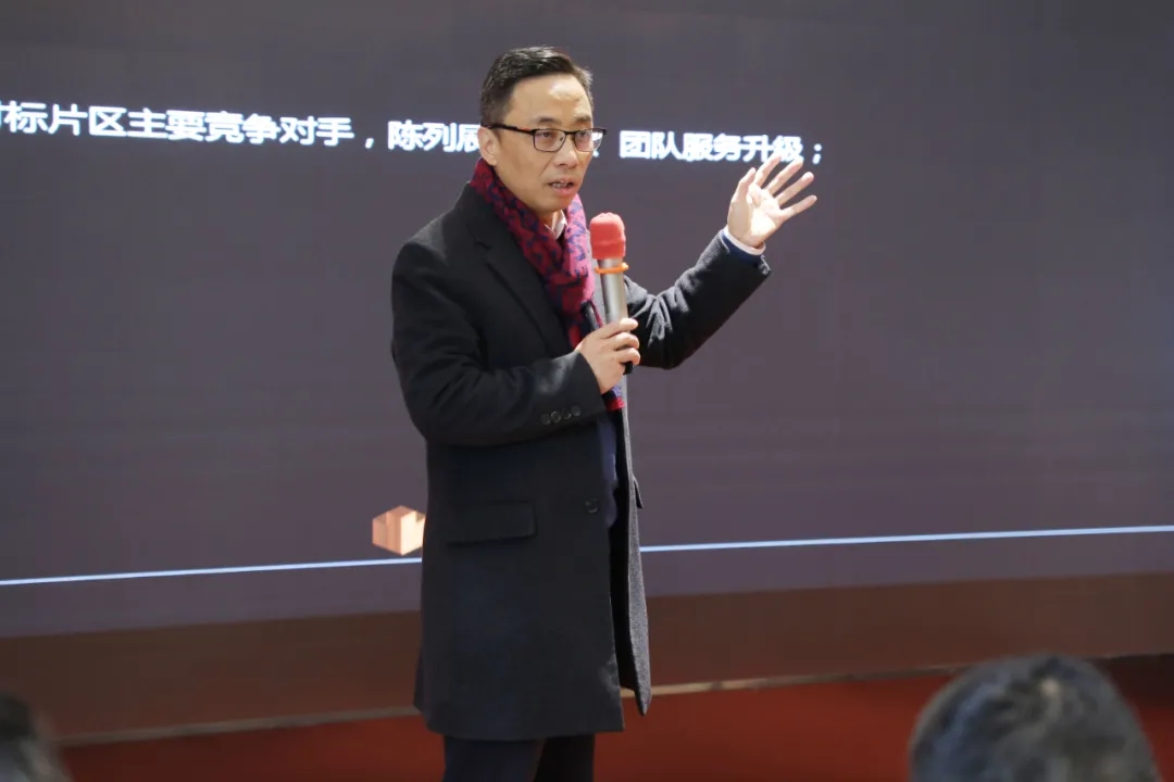 銘品裝飾董事長張一良上臺為會議進行加持賦能