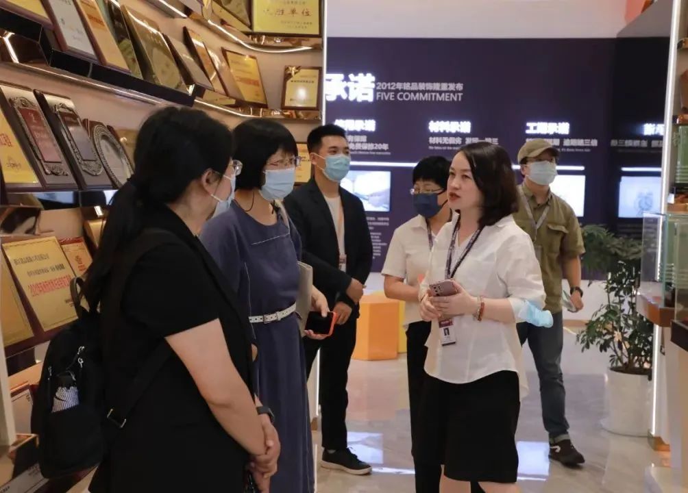 浙江建設(shè)技師學(xué)院副院長干杏芬一行蒞臨銘品裝飾參觀指導(dǎo)