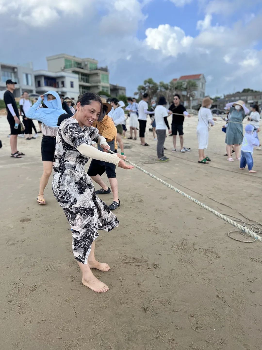 熱愛生活，熱愛拼搏的銘品家人們，旅途中也少不了比賽，一場新鮮好玩的海邊拔河就此展開。