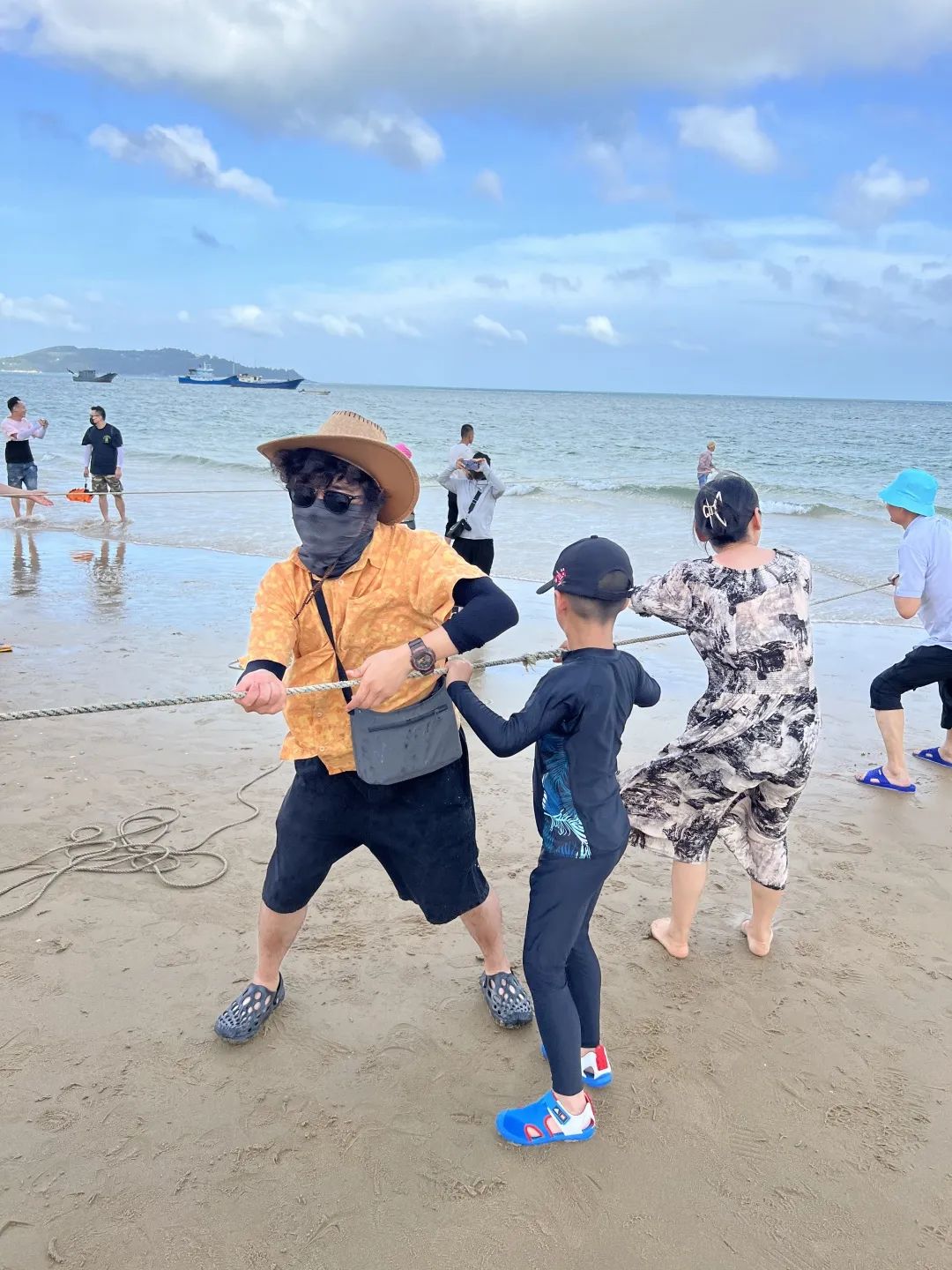熱愛生活，熱愛拼搏的銘品家人們，旅途中也少不了比賽，一場新鮮好玩的海邊拔河就此展開。