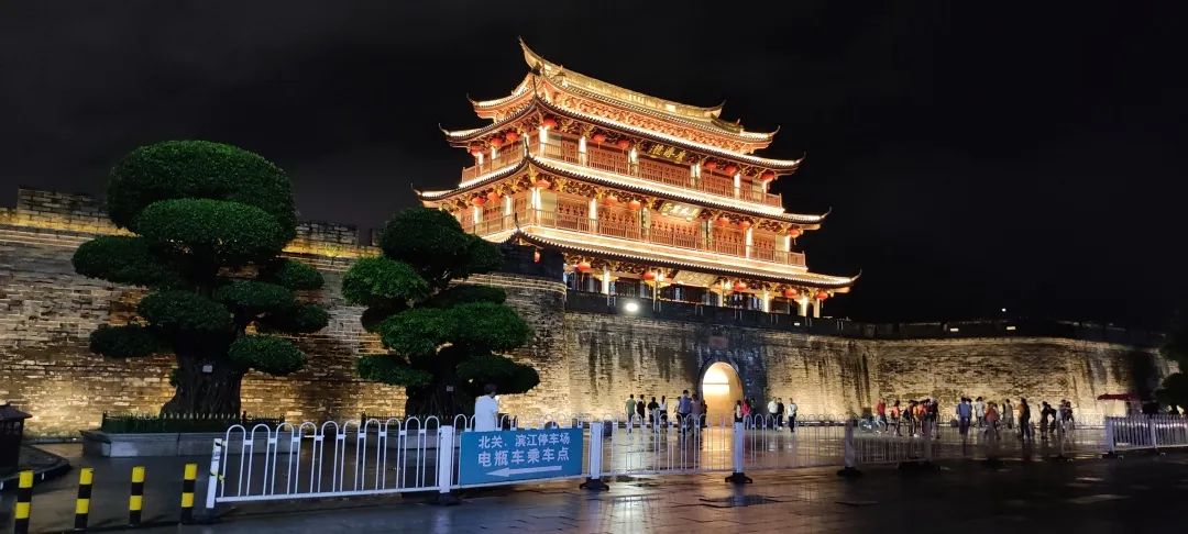 潮州古城樓的夜景，倒映一江水，如詩如畫。