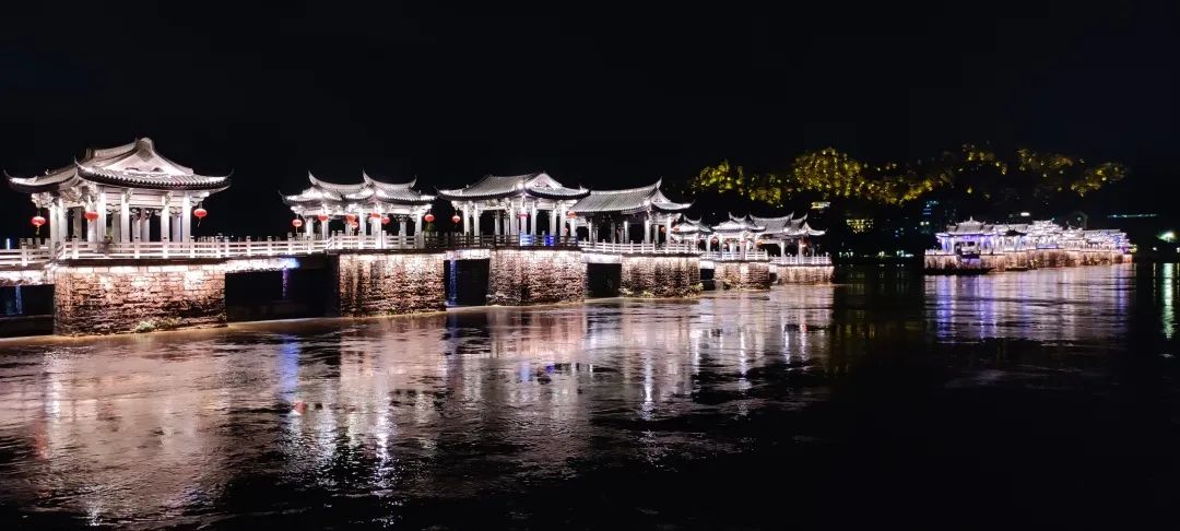 潮州古城樓的夜景，倒映一江水，如詩如畫。