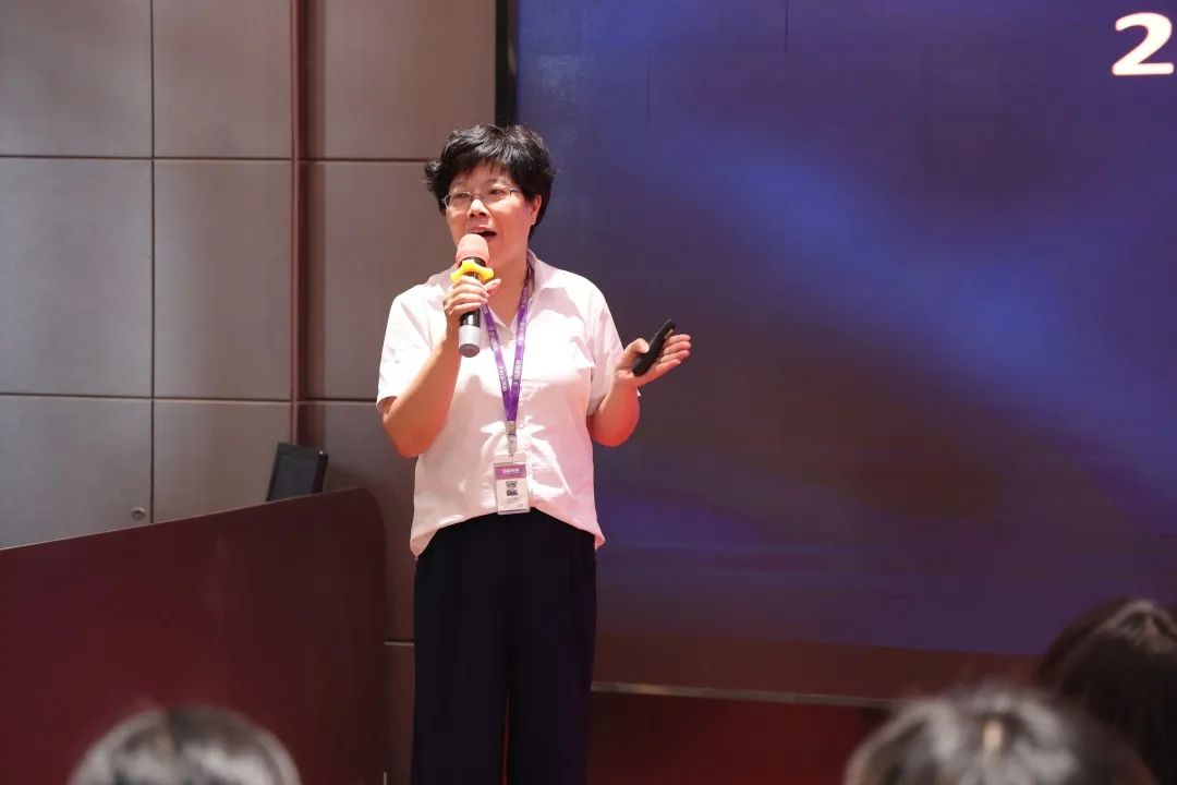 銘品裝飾工程中心總經(jīng)理方云珍作發(fā)言報(bào)告