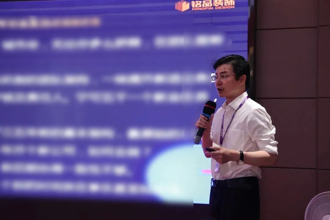 銘品裝飾開拓中心總經(jīng)理舒勇波作發(fā)言報(bào)告