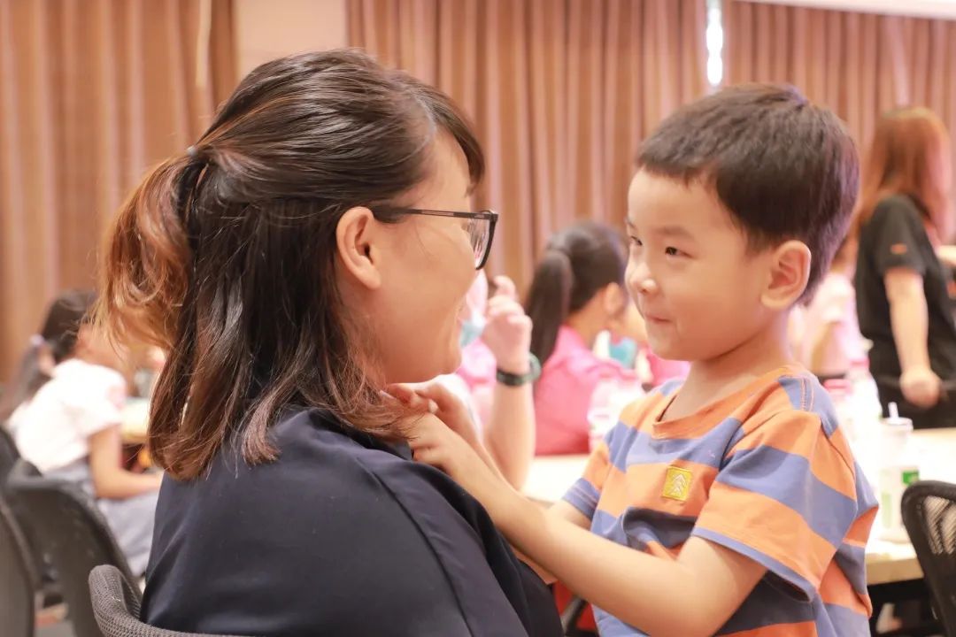 孩子與父母擁抱的瞬間，永遠是動人且溫暖的