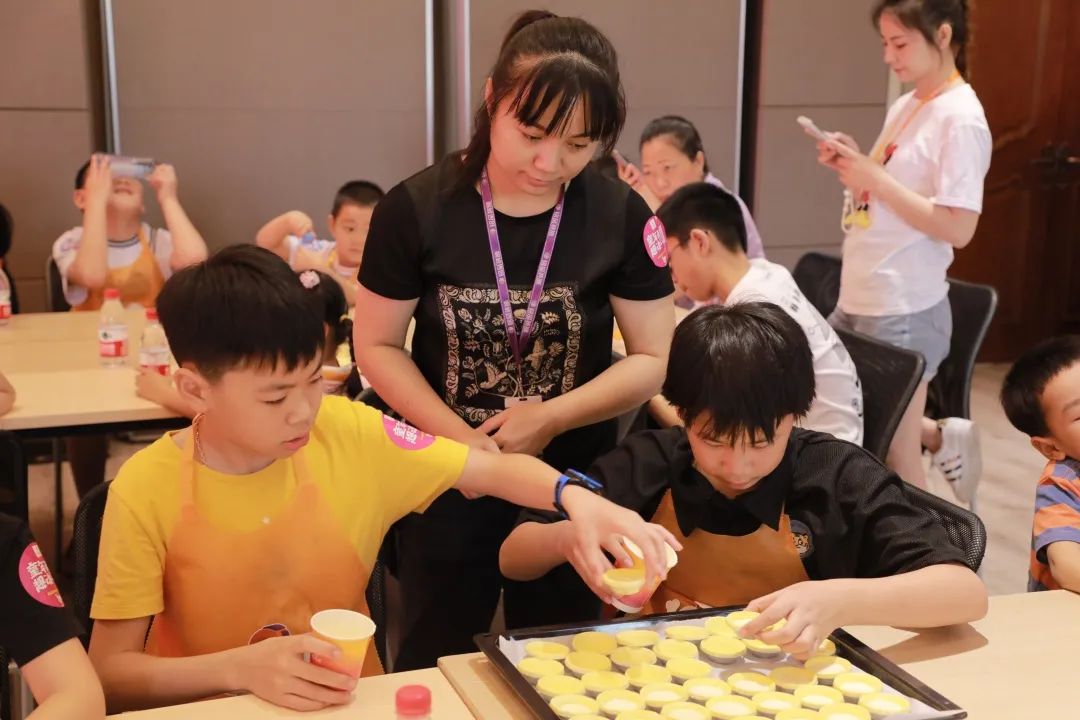 在銘品小課堂上，孩子們積極踴躍，學習成長