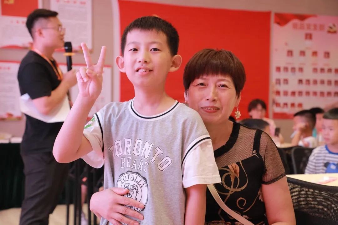 來父母的工作單位參觀，先給自己比個耶！