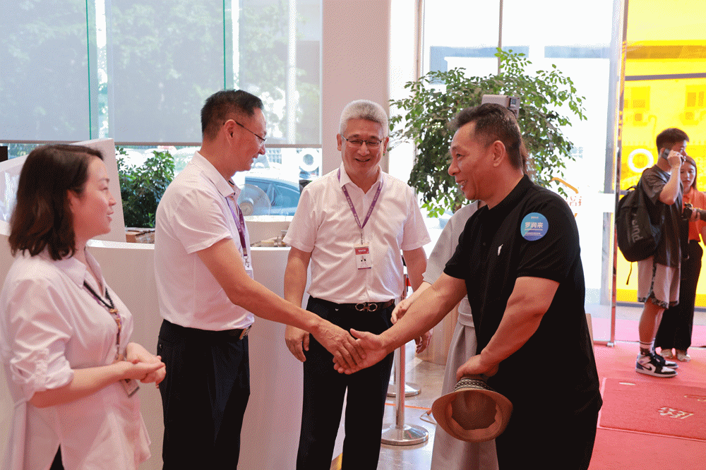 國內(nèi)三十余位高校專家老師到訪銘品總部，參觀各大展廳